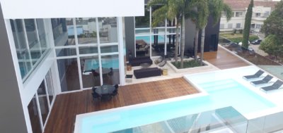 Vista aérea de casa com piscina e portas altas de esquadria de alumínio